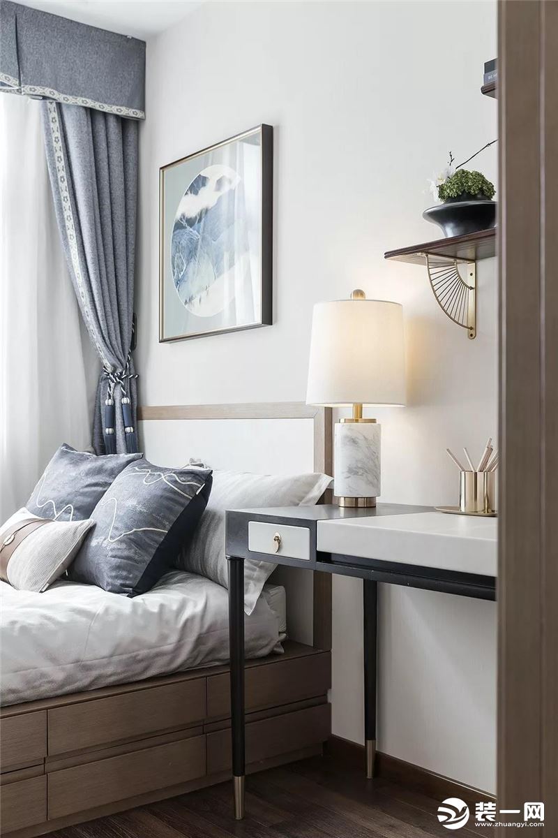 付家庄新中式风格高级烟灰蓝卧室效果图，淡雅的色调，呈现出清亮的质感魅力空间