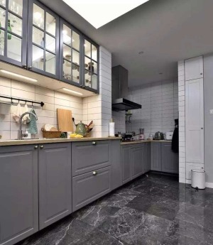 西安路80㎡北欧风格两居室厨房效果图厨房时一个长长的L型，搭配的灰蓝色橱柜和纯白色墙砖特别搭