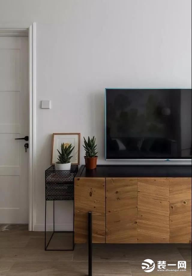电视墙简简单单刷白墙，方便省事，经济实惠，清爽耐看。