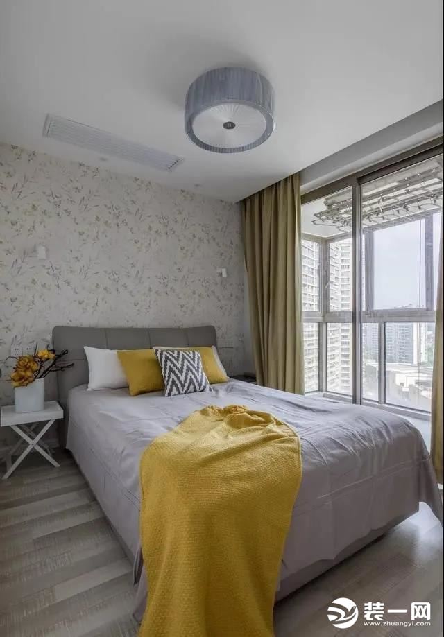 次卧床头背景墙选用壁纸，效果温馨。右边的阳台可以用来晾晒衣物的，功能性很强。