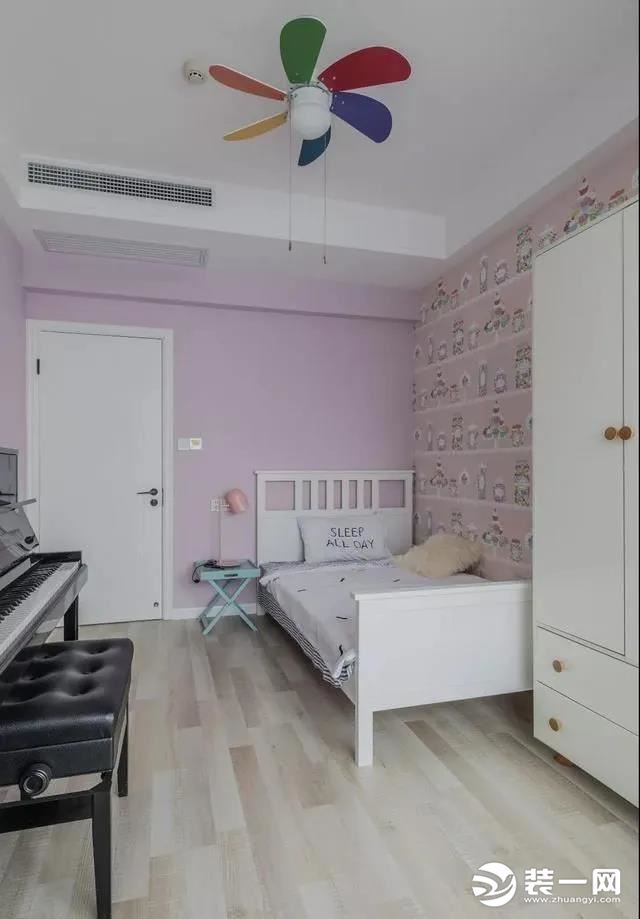 儿童房考虑到孩子的喜好，房间使用清新的嫩粉色。睡床紧靠墙摆放，这样可以有更多空间来布置其它功能区。