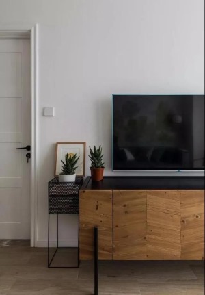 电视墙简简单单刷白墙，方便省事，经济实惠，清爽耐看。