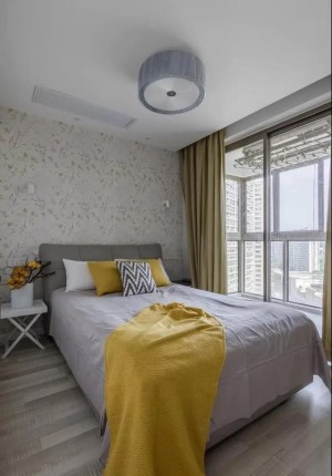 次卧床头背景墙选用壁纸，效果温馨。右边的阳台可以用来晾晒衣物的，功能性很强。