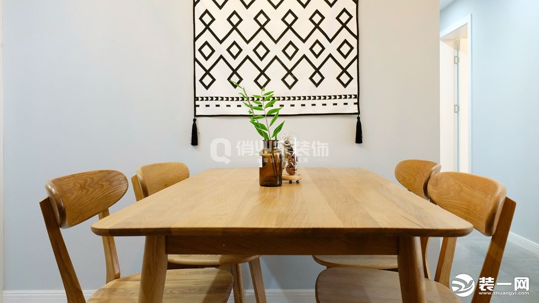 餐厅：小空间营造一个简约舒适的用餐区域，原木色的餐桌和椅子，墙面挂一棉麻织品，自然却不失细节。