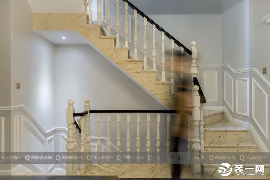 【俏业家】 中渝春华秋实  480平  联排  法式新古典楼梯装修实景图