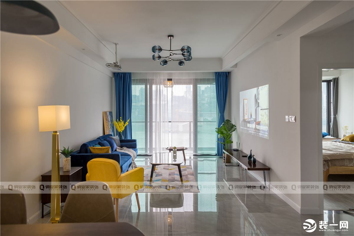 【俏业家】重庆珊瑚水岸   74平   两房   现代风格客厅实景案例图