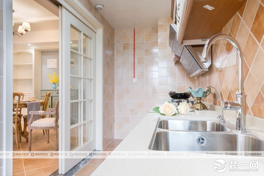 【俏业家】金科廊桥水乡  72平  两居室  小美式厨房实景案例图