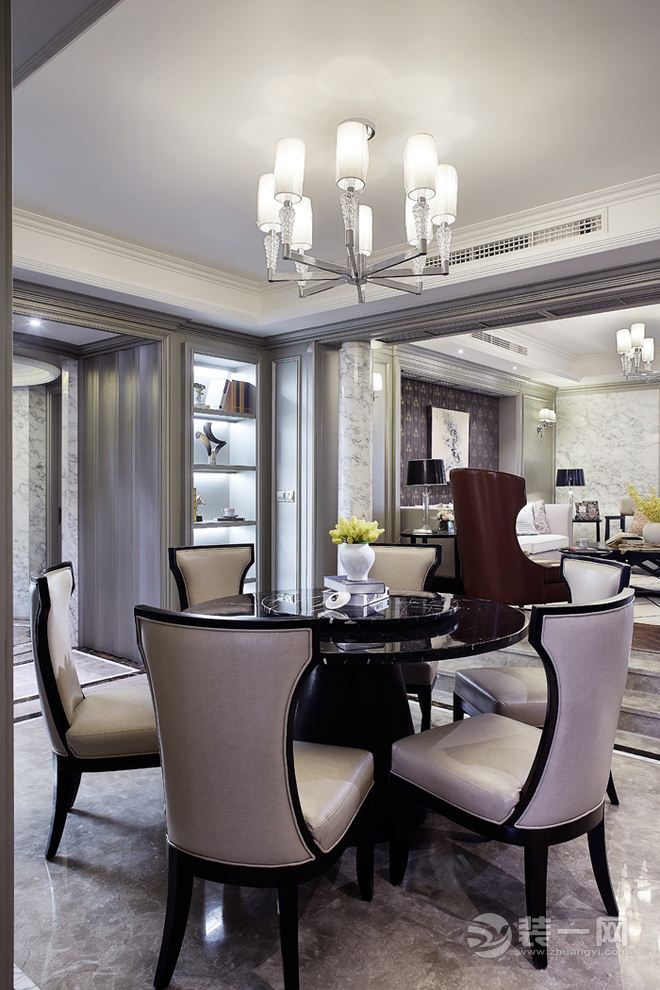 餐厅桌椅选择了黑色与灰色，椅子在现代风格中带着古典的韵味