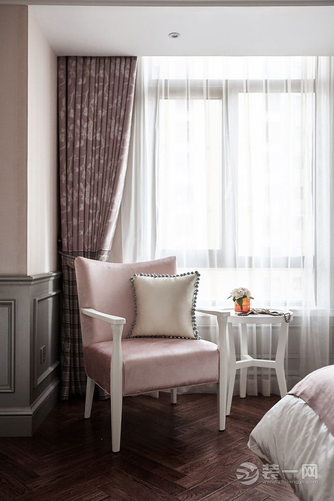 在女儿房用色上，设计师巧妙的加入粉色点缀，使房间有了亲切的青春活力感。