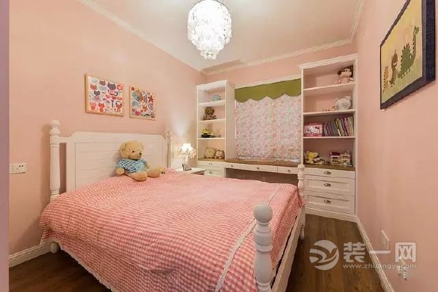 运用浪漫的粉色来装饰儿童房，格子布、小碎花营造出梦幻的田园风。