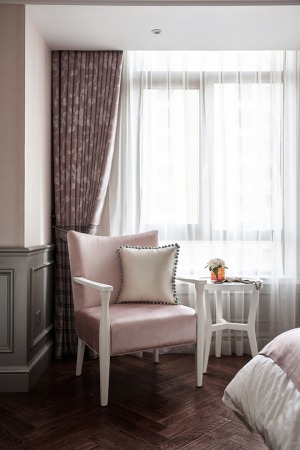 在女儿房用色上，设计师巧妙的加入粉色点缀，使房间有了亲切的青春活力感。