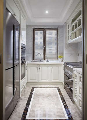 厨房以白色为主调，金属色的现代厨具配上新古典风格的橱柜设计，还有房中无处不在的黄色花卉做装饰。