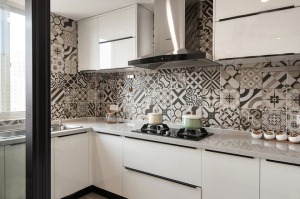 廚房的瓷磚選用的一種類型的花磚，趣味十足