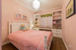 运用浪漫的粉色来装饰儿童房，格子布、小碎花营造出梦幻的田园风。