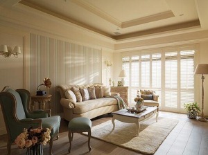 日光穿透落地白色百叶窗，搭配布质家具，营造干净温暖的空间氛围。