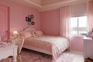 从门片延续到门框、墙面的粉红色调，铺排女孩房的浪漫情调。
