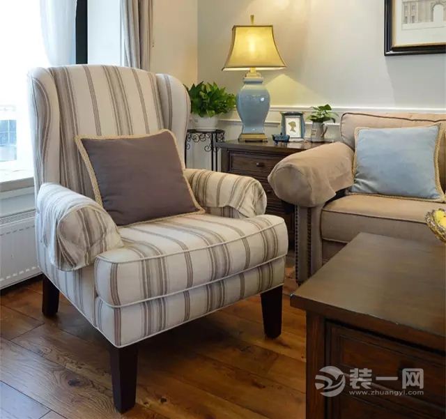 为了更显美式风格，这款米色线条感十足的美式单人沙发跟整体十分搭调。