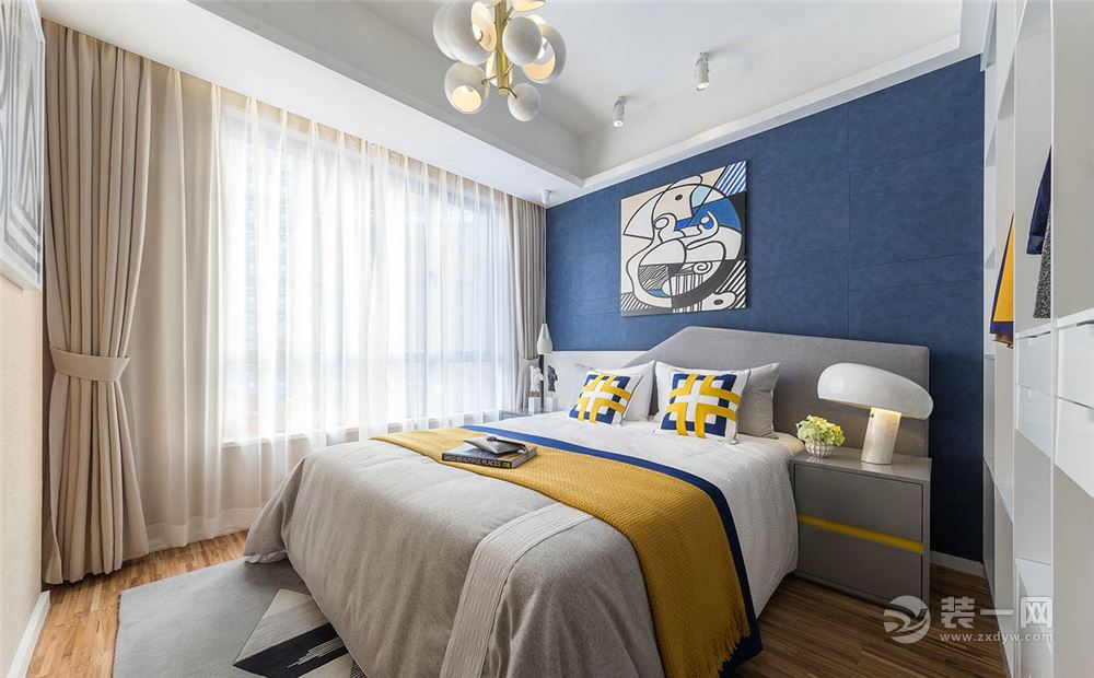 卧室颜色背景采用深蓝色为主色，让整个空间活泼灵动
