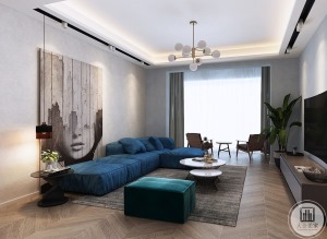 方正的客厅空间，以人字形木地板、优雅的深蓝色布艺沙发、孔雀蓝布艺凳、大幅的木质拼接艺术画凸显格调，精