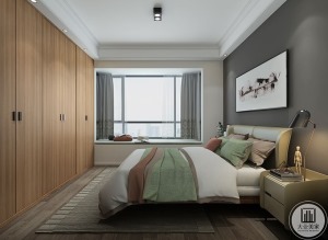主卧充沛的光线让灰色的床头背景不显压抑，配以原木风的超大衣柜不仅增添了收纳空间还达到视觉平和的效果。