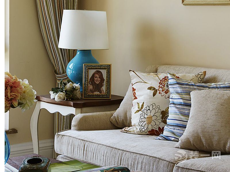 布艺沙发是很多家庭的选择，日常打理比较方便，而且风格也比较百搭。