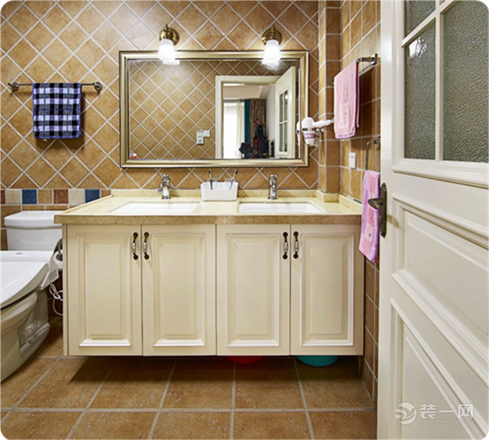 卫生间。采用色彩大方瓷砖，搭配纯浅色浴室柜，给人以休闲、舒适之感