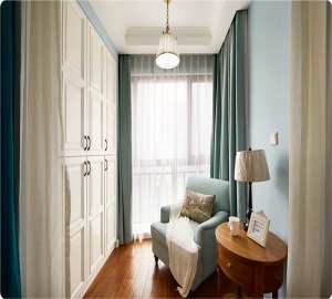 休闲区域，淡蓝色单沙发配小圆桌，结合使用德国都芳漆的浅蓝色墙面，浪漫情调油然而生
