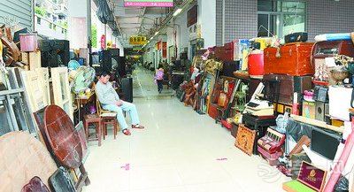 位于万寿路的厦门市旧货市场，旧货生意冷清。