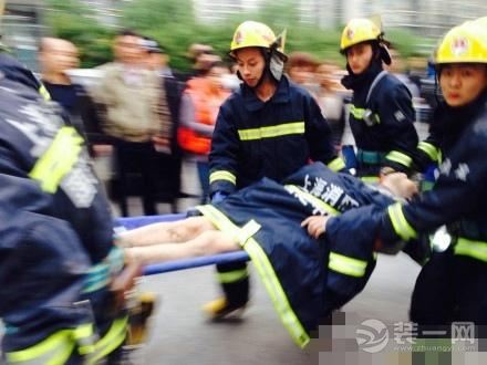 上海居民楼倒塌现场搜救图