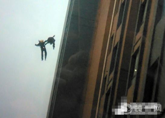 上海居民楼发生火灾消防员被气浪推下13楼