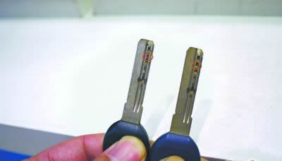 装修钥匙和主钥匙只在个别弹珠的深浅上有差别（红圈处），其余一模一样