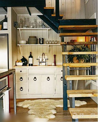 闲置楼梯间变身实用小厨房