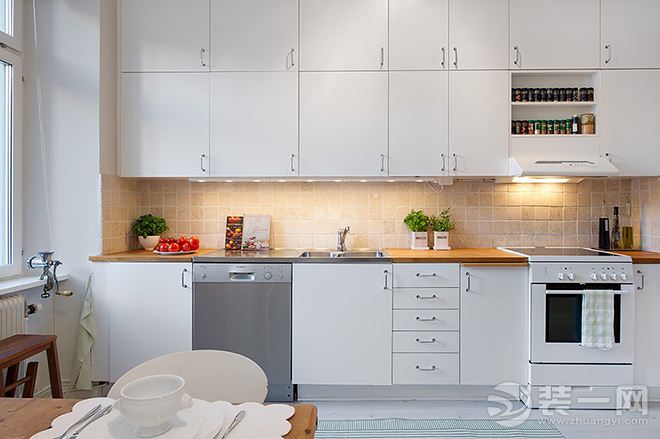 小户型厨房装修技巧之地面简单干净 小面积厨房扩容实例欣赏四