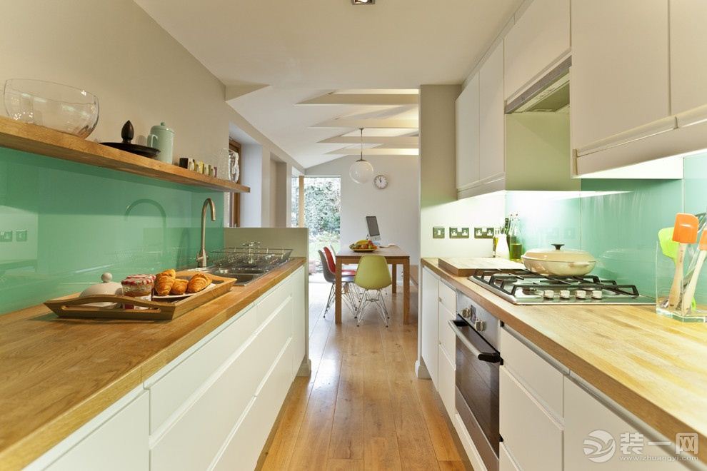 现代风格长方形厨房装修设计效果图