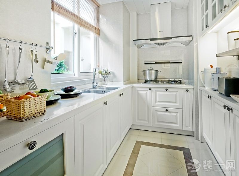 欧式风格长方形厨房装修设计效果图