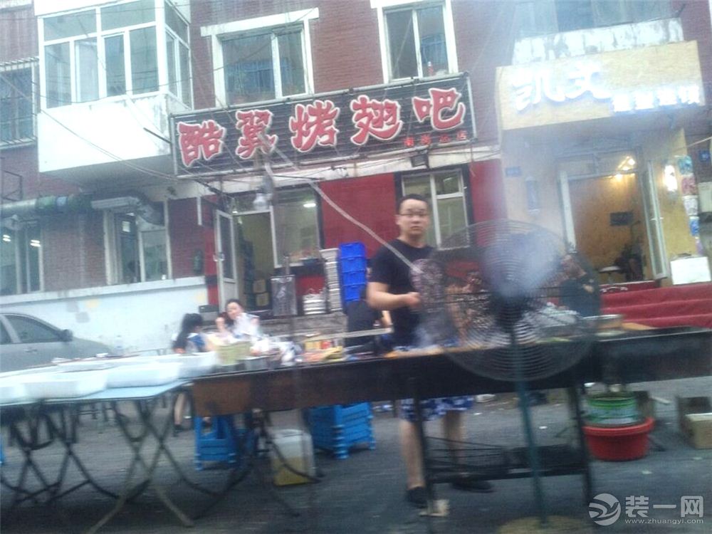 哈尔滨烧烤摊鼓风机热气扰民 居民都不敢开窗啦！