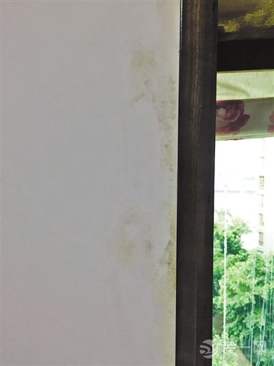 空调外机冷凝管漏水 致楼下飘窗木地板及墙面发霉