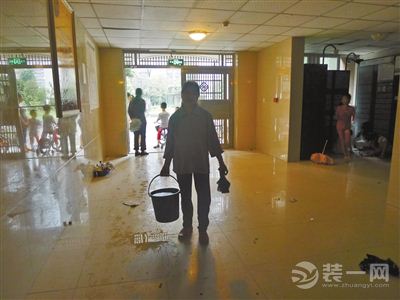 重庆一小区停水停电梯，居民只能提水度日