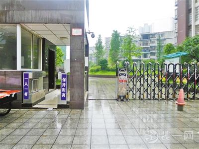 重庆一小区停水停电梯，居民只能提水度日