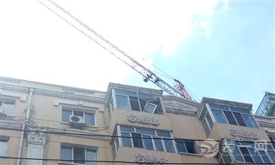 哈尔滨建筑施工塔吊失控 水泥槽子砸碎阳台玻璃