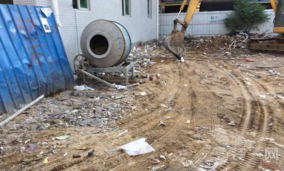 海口一新建楼房装修垃圾堆放多日 城管介入后清理完毕