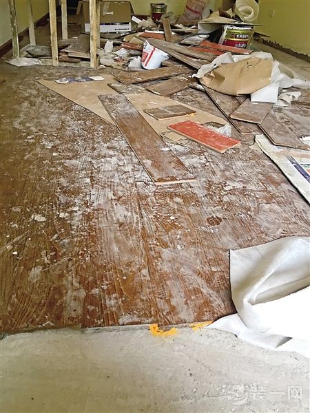 重庆业主新装修房木地板被污水泡坏