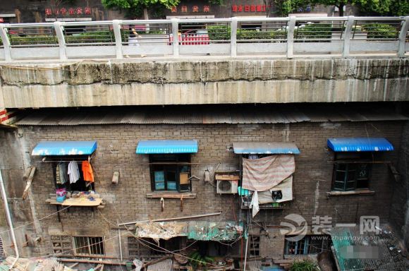 重庆再现“最牛违建” 路面下空隙间修建一排房屋