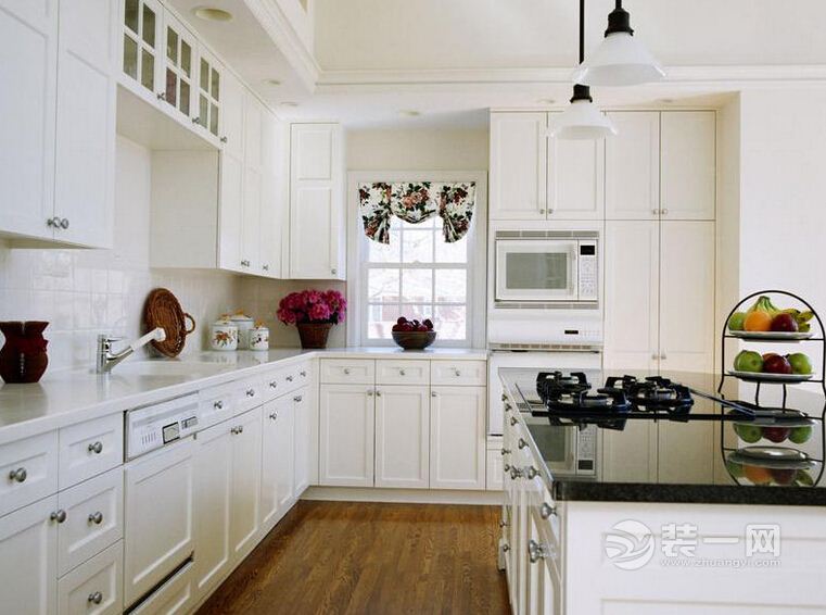 厨房橱柜与墙面色彩搭配方案分析