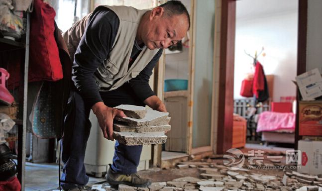 乌鲁木齐一市民家因楼上装修泡水 一月后房顶水泥掉落