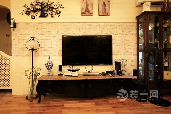 2015客厅装修瓷砖电视背景效果图