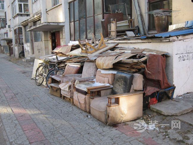 深圳小区乱扔废旧家具遭遇管理难