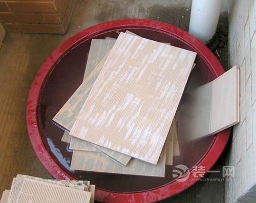 南京装修网解析瓷砖铺贴前为什么泡水