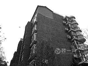 北京美丽园小区业主楼顶私搭房屋 避雷带被拆引不满