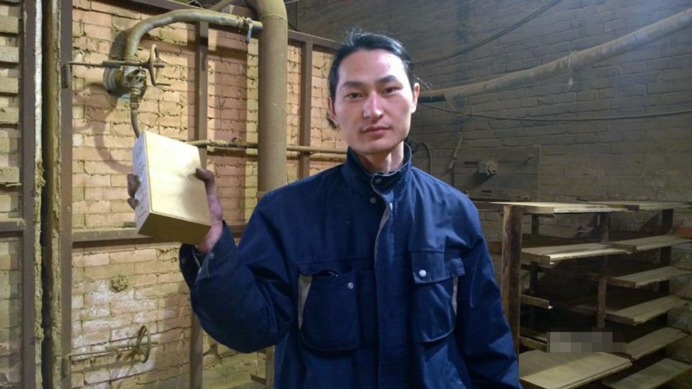 小伙用100天收集北京雾霾 灰尘制成板砖